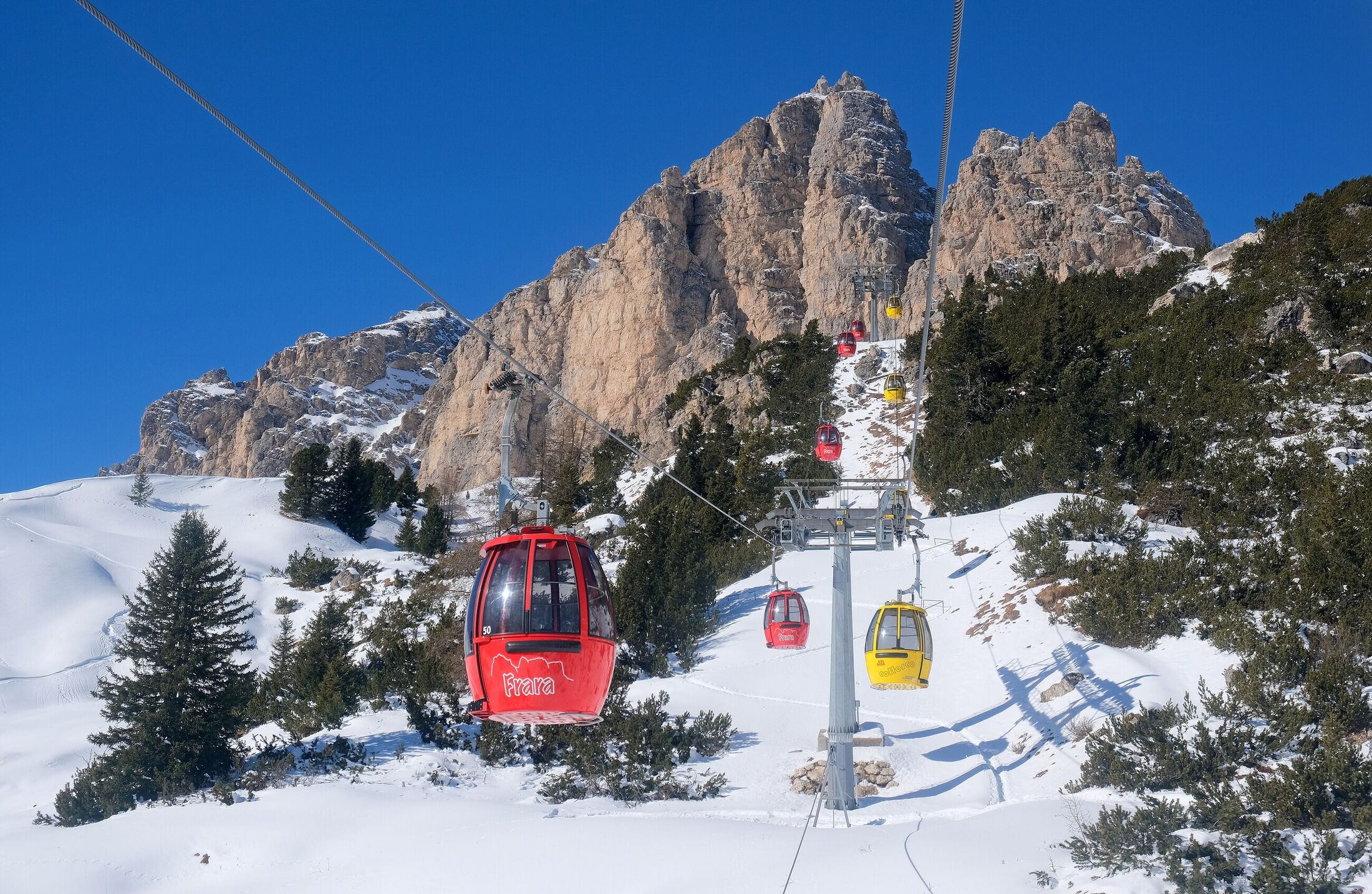 Teleféricos e montanhas nevadas no circuito da Sella Ronda