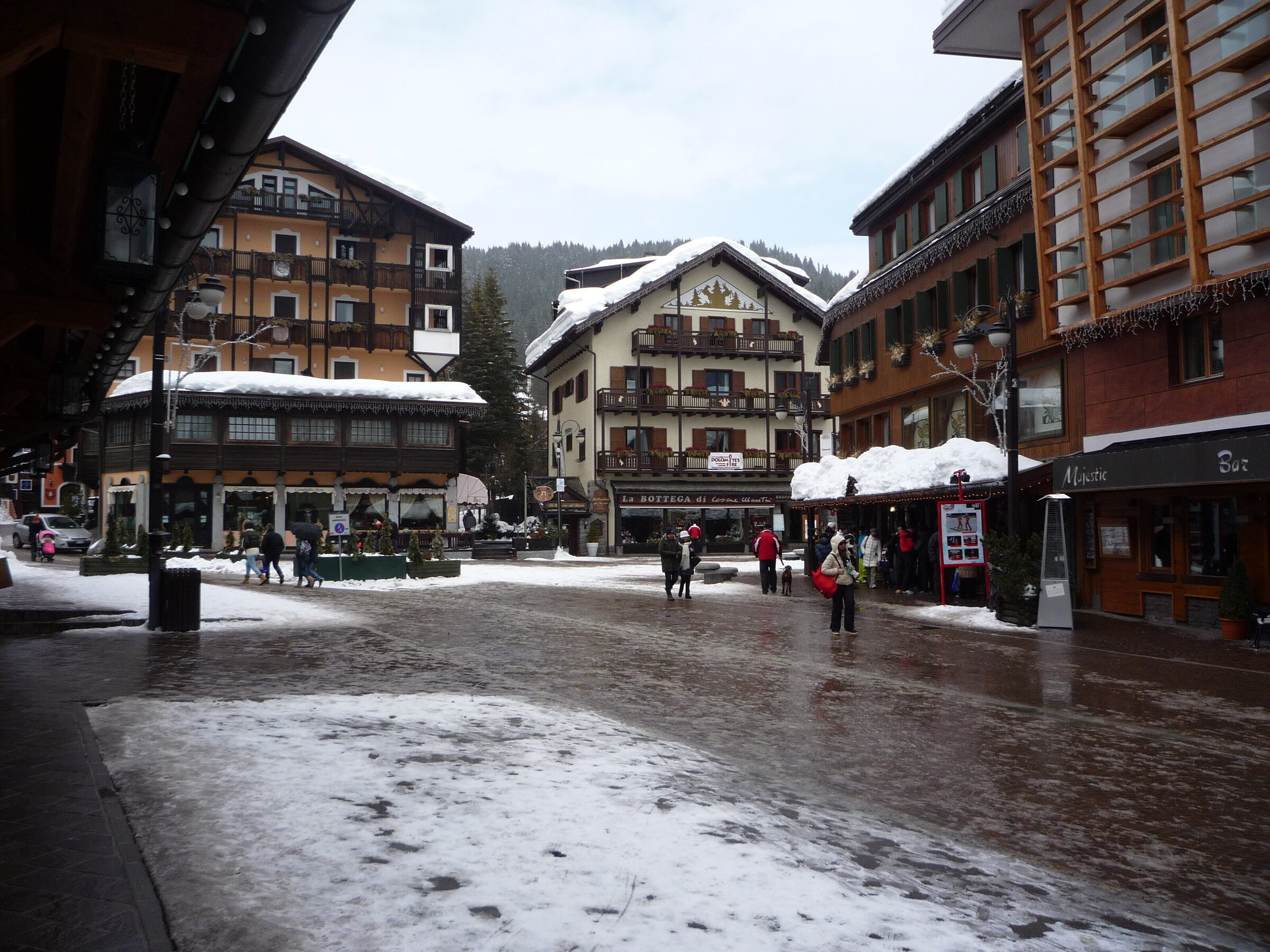 Piazza Righi no centro nevado de Madonna di Campiglio