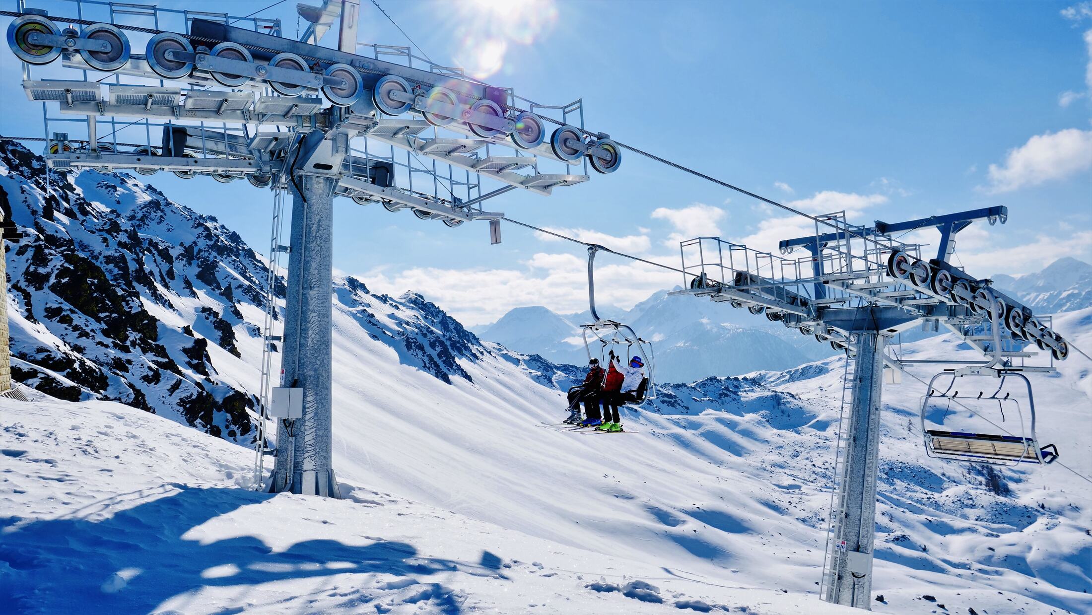 Telecadeira e montanhas nevadas em Montgenèvre