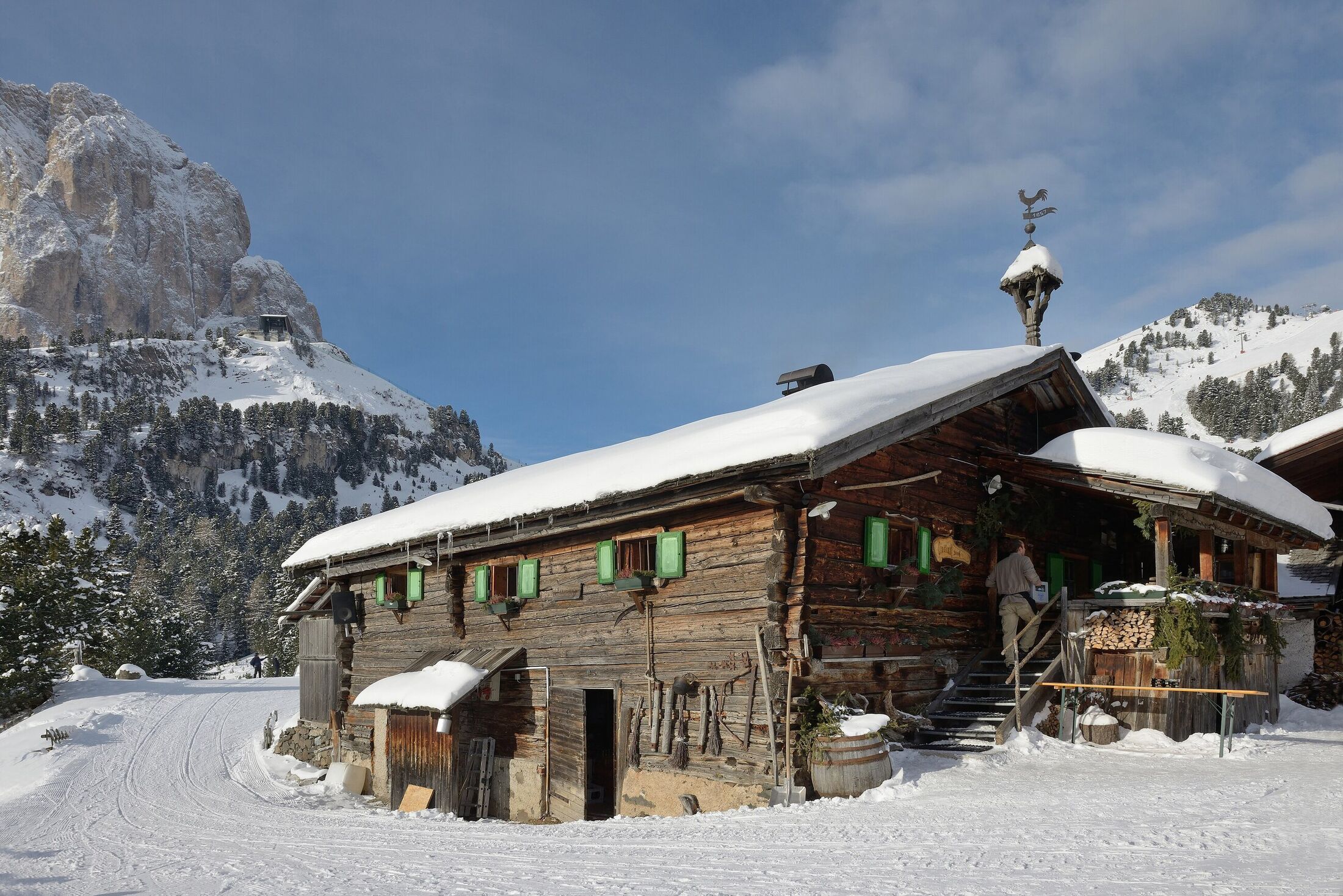 Refúgio alpino nevado em Selva di Val Gardena
