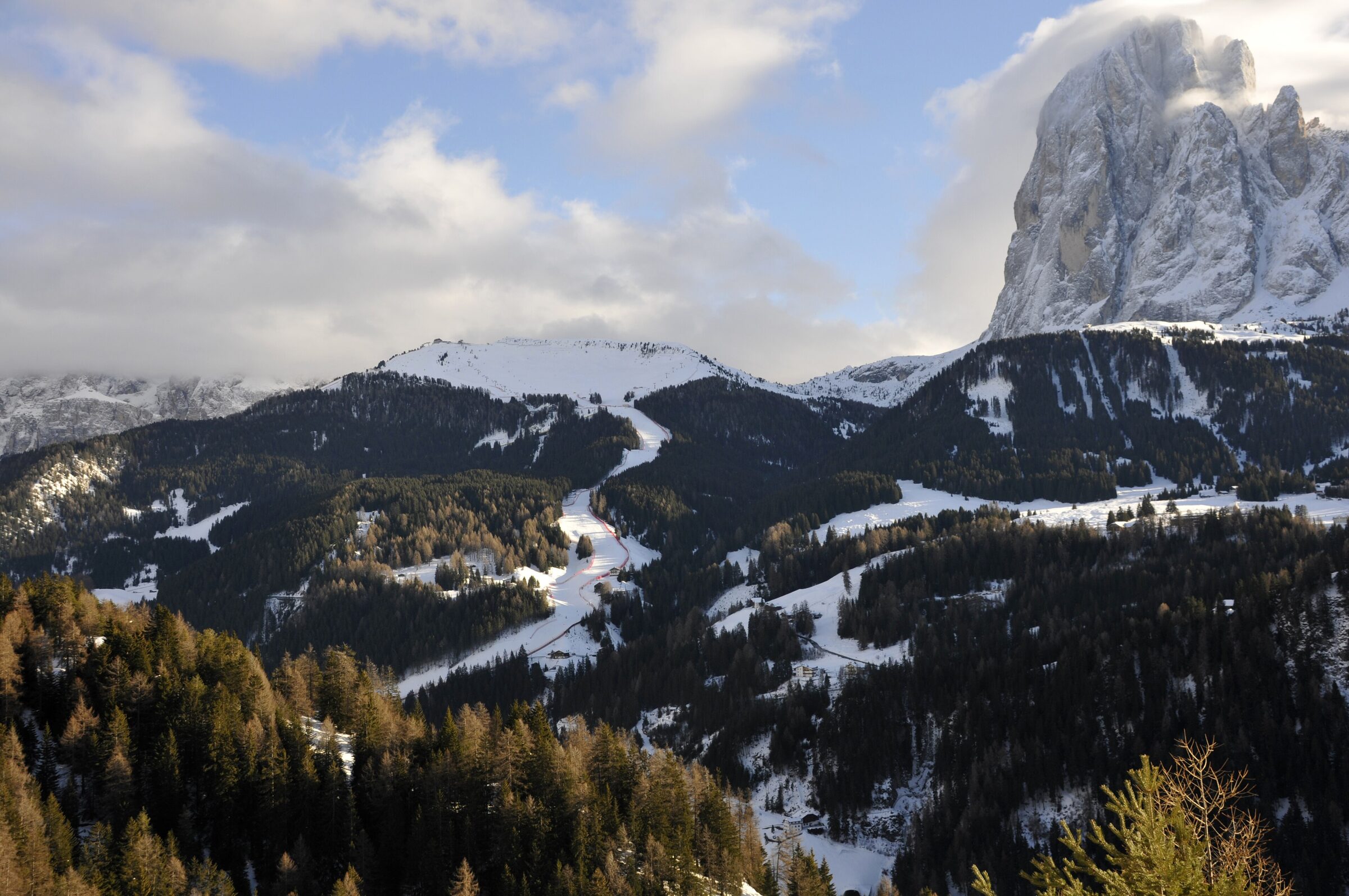 Pista Saslong e montanhas nevadas em Val Gardena