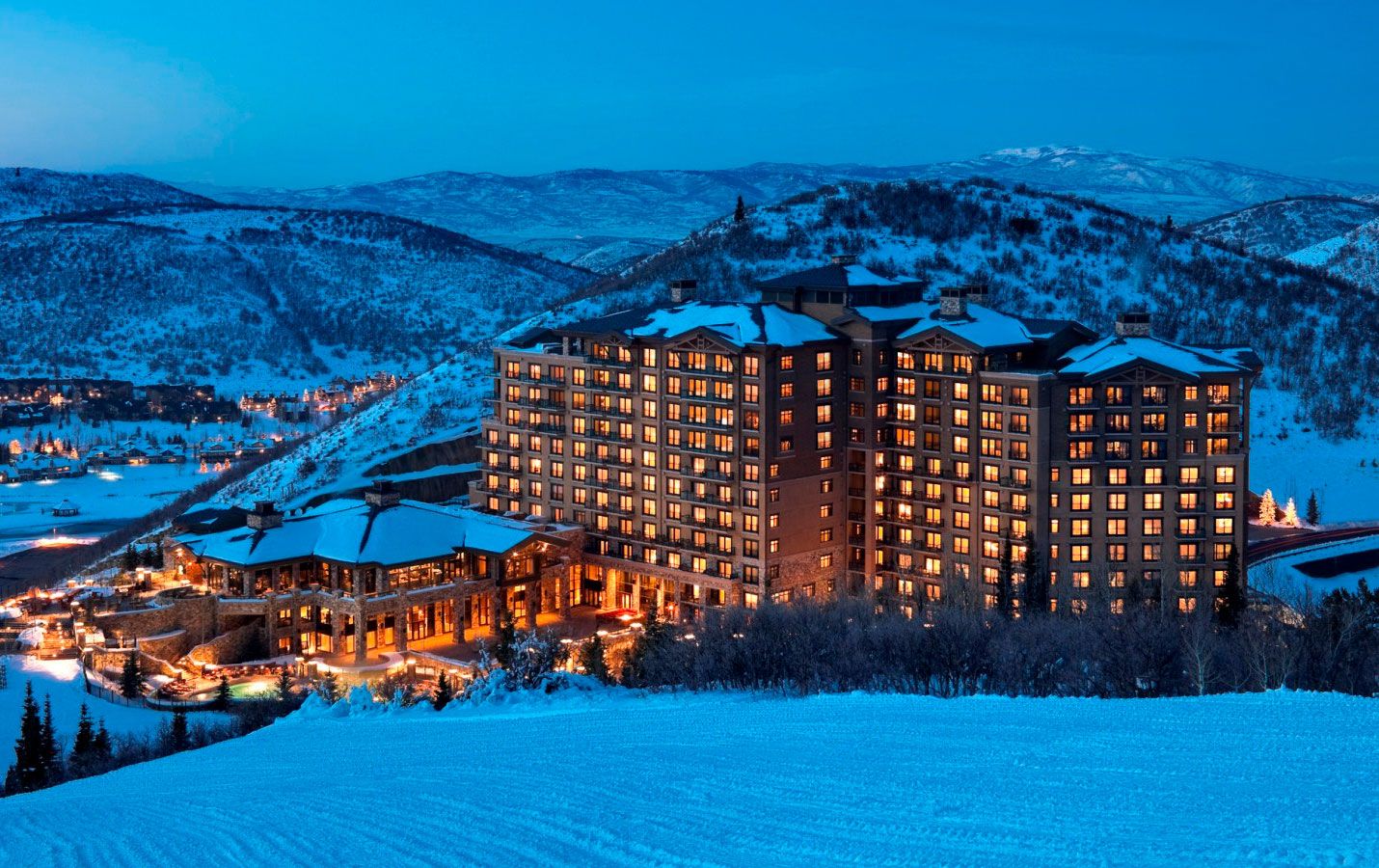 The St. Regis Deer Valley iluminado junto às pistas nevadas