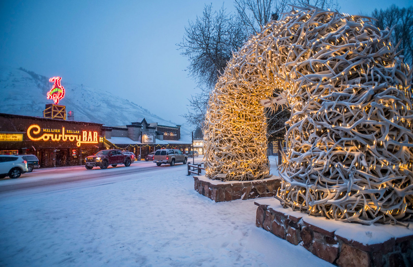 Town Square coberto de neve e fachadas western no centro de Jackson, Wyoming